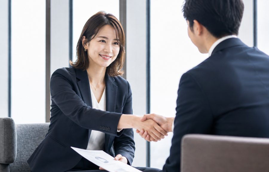 商談を終え握手する女性営業