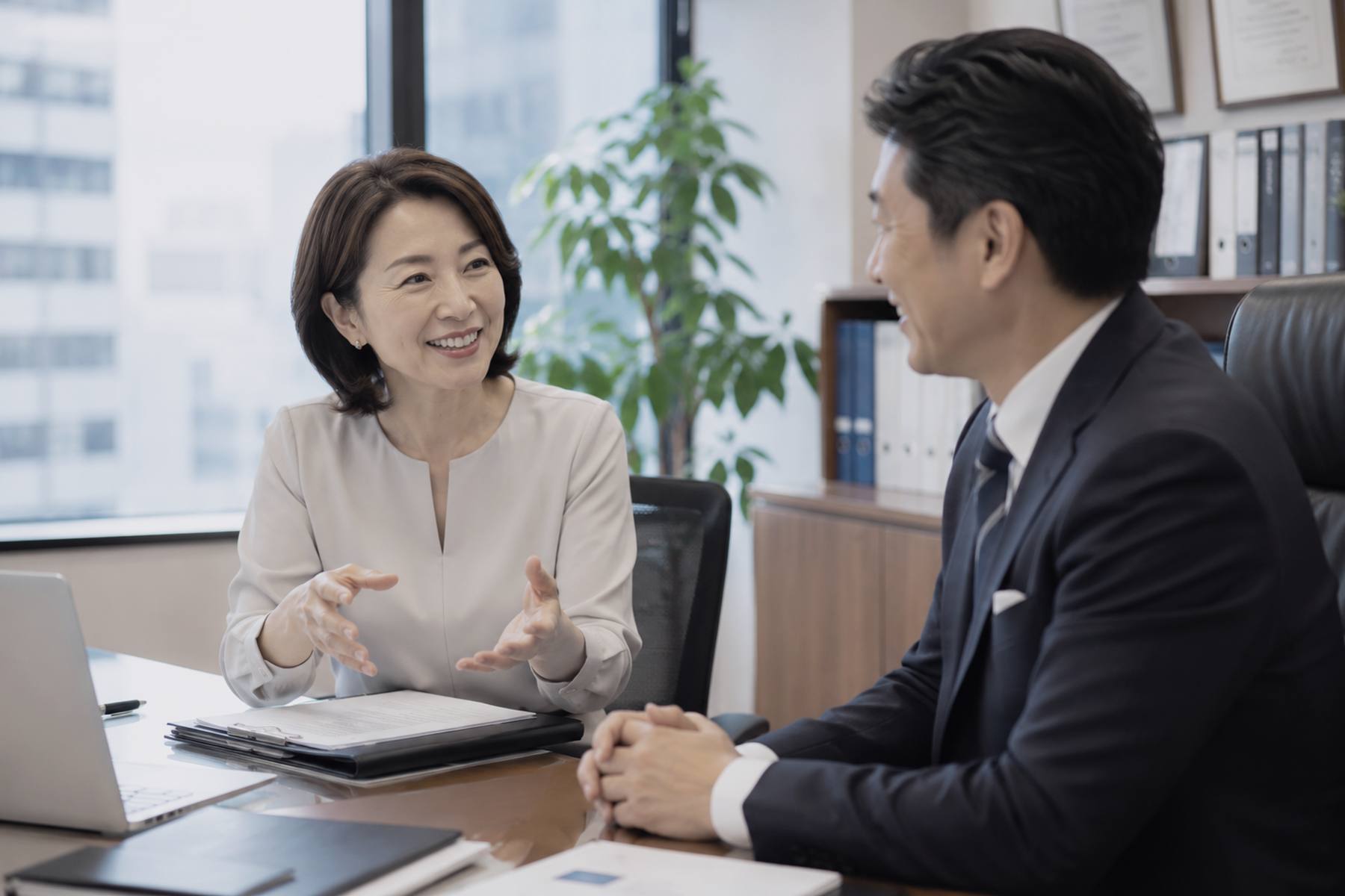 採用について打ち合わせをする様子