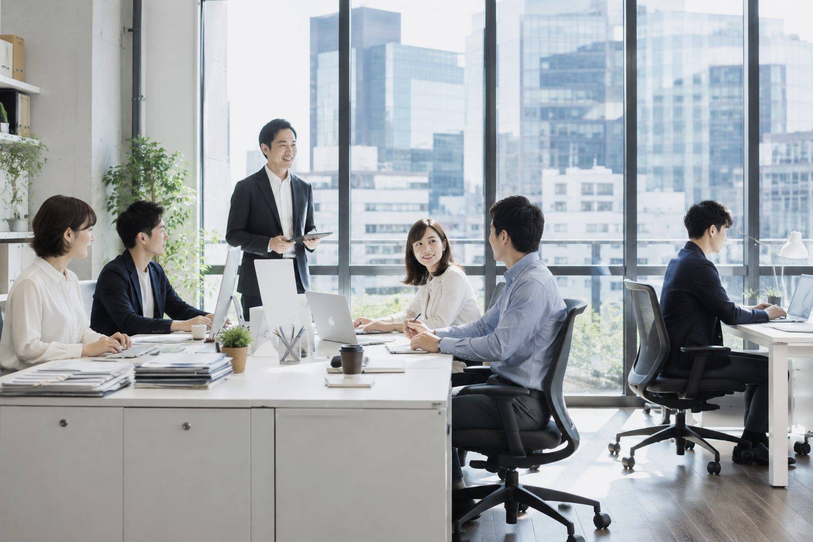 営業会議で数値を共有するチーム